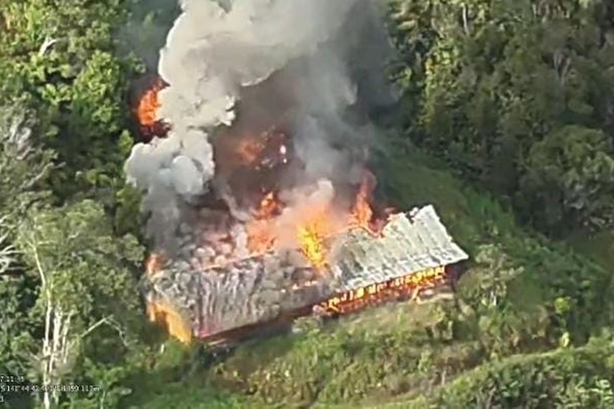 Pegunungan Bintang, KKB bakar sekolah, KKB bakar puskesmas, Distrik Kiwirok Papua, papua pegunungan, kiwirok, KKB Bakar Sekolah di Pegunungan Bintang Papua, Kontak Tembak Pecah dengan Aparat, Terjadi Kontak Tembak, KKB Juga Bakar Puskesmas Kiwirok, Aparat Tetap Siaga, Siaga Satu di Distrik Kiwirok