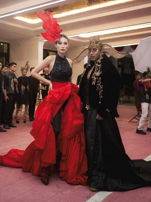 Jember Fashion Carnaval, Patricia Gouw, jember fashion carnaval 2025, patricia gouw di jember carnaval 2025, artwear carnival jfc, 7 Outfit Patricia Gouw di Jember Fashion Carnaval, Memukau Serba Merah, 1. Gaun merah, 2. Gaya rambut dan aksesori headpiece, 3. Makeup, 4. Heels transparan beraksen perak, 5. Gaun hitam-merah berlayer di Artwear Carnival, 6. Detail pita besar di bagian belakang, 7. Boots hak tinggi berwarna merah marun