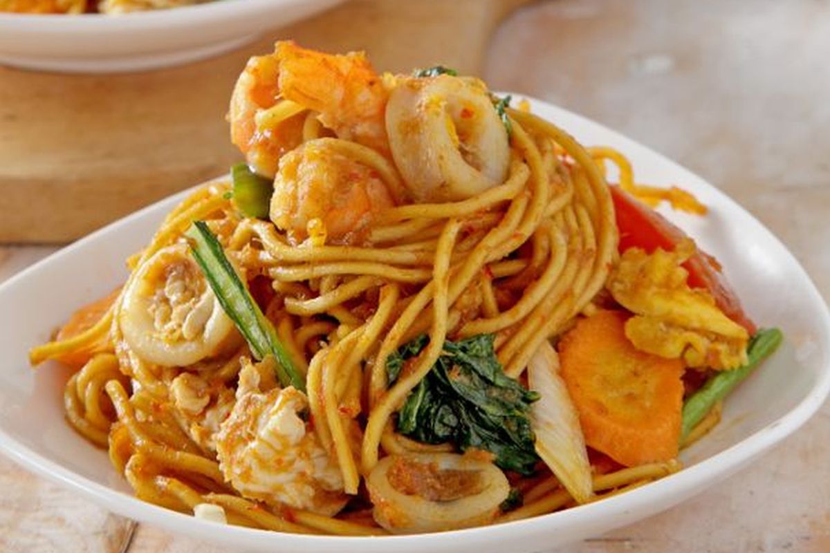 mi goreng, chef hotel, Chef Hotel Bagikan Tips Memasak Mi Goreng yang Kenyal dan Tidak Lengket, 1. Rebus mi dengan benar, 2. Tiriskan dan hentikan proses matang, 3. Wajan harus panas, 4. Masukkan bumbu dulu, 5. Masukkan mi terakhir, 6. Api besar dan waktu singkat, 7. Sajikan langsung
