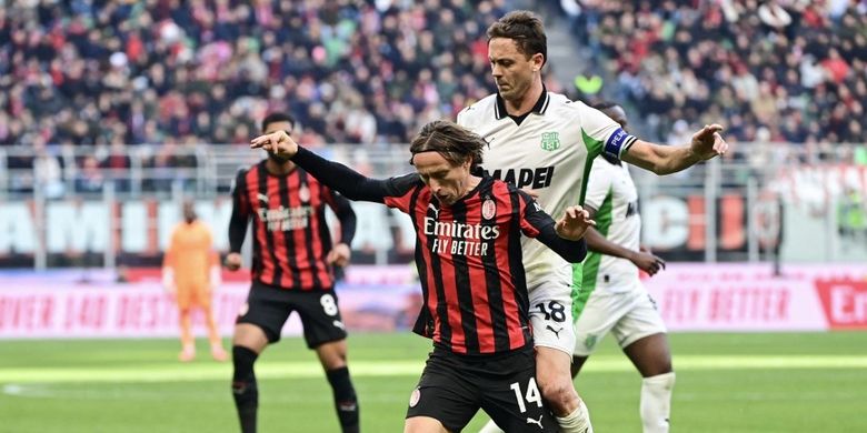 Liga Italia, AC Milan, Sassuolo, Milan, Davide Bartesaghi, AC Milan vs Sassuolo, Jay Idzes, HT Skor AC Milan Vs Sassuolo 1-1, Jay Idzes Kerja Keras Redam Rossoneri