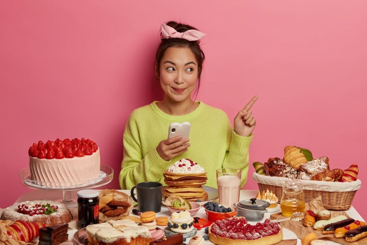 nutrigenomik, Kenapa Ada Orang Makan Banyak tapi Tetap Langsing? Ini Kata Dokter Gizi, Faktor genetik berperan, tapi bukan penentu tunggal, Gen tidak bisa diubah, gaya hidup bisa disesuaikan, Kurus belum tentu sehat, gemuk belum tentu tidak sehat, Perbedaan metabolisme bisa signifikan, Mengenal nutrigenomik, pendekatan personal dalam gizi