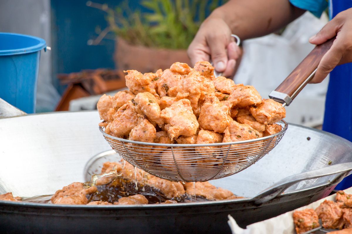 cara membuat gorengan renyah tahan lama, 3 Cara Bikin Gorengan Tetap Renyah Meski Sudah Dingin, Tips dari Chef