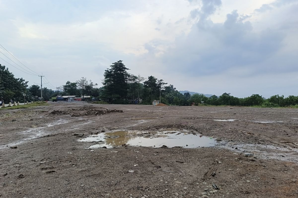 Dedi Mulyadi, tambang parung panjang, tambang Parung Panjang ditutup, tambang Parung Panjang dihentikan, Polemik Penutupan Tambang Parung Panjang, Warga Senang Jalan Lengang, Pekerja Teriak Kehilangan Nafkah, Warga Senang Jalan Tidak Lagi Macet dan Berdebu, Warga Lain Menilai Perlu Dikaji Ulang, Alasan Gubernur Dedi Mulyadi Hentikan Tambang, Jalan Tengah yang Diharapkan