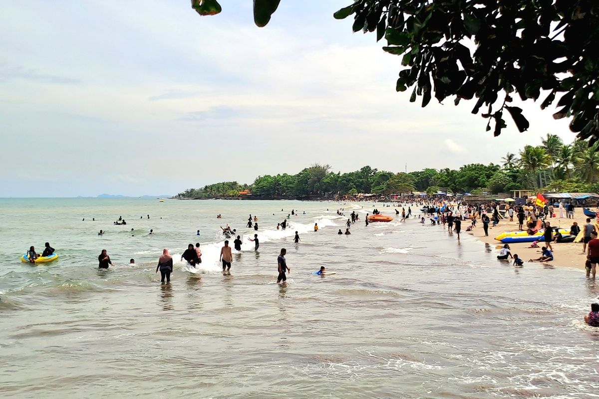 wisatawan, Wisata Banten, pantai anyer, provinsi banten, BXSea, pantai Banten, Gerbang Curug Putri, 4,9 Juta Orang Piknik ke Banten Bulan Agustus 2025, Ini 11 Destinasi Wisata yang Menarik!, Pantai Anyer, Taman Nasional Ujung Kulon, Taman Mangrove Ketapang, Curug Cihear, Masjid Agung Banten, Pantai Bugel Camara, Gerbang Curug Putri, Rumah Hutan Cidampit, Ocean Park BSD City Serpong, Scienta Square Park