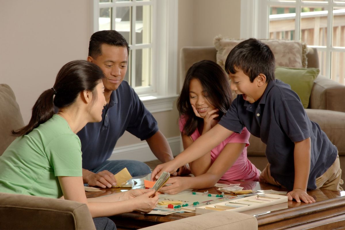 7 Cara Sederhana Bonding Hubungan Keluarga Tanpa Liburan Mahal, 1. Membuat photo booth sederhana di rumah, 2. Belajar keterampilan baru bersama, 3. Jalan kaki bersama , 4. Membuat vision board keluarga, 5. Mengubah tugas rumah jadi waktu ngobrol, 6. Bermain bersama, 7. Membangun ikatan lewat musik