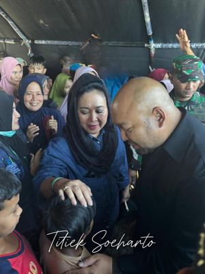 Aceh, Didit Prabowo, Titiek Soeharto, banjir di aceh, didit prabowo, banjir di aceh 2025, Momen Hangat Titiek Soeharto Temui Anak-anak Korban Banjir di Aceh