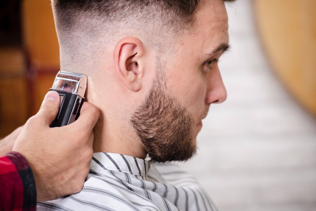 Gaya Rambut yang Bikin Penampilan Pria Usia 40-an Kurang Segar, Potongan buzz cut terlalu pendek, Rambut terlalu pendek membuat tampilan terlihat datar , Tetap memakai gaya lama bikin tampilan ketinggalan zaman, Mengabaikan bentuk wajah saat memilih potongan rambut, Penggunaan produk rambut yang terlalu berat