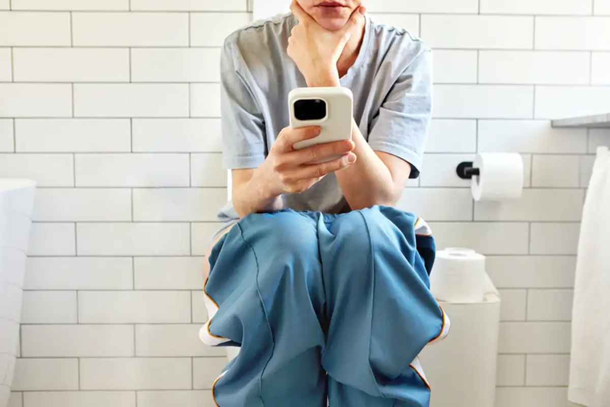 toilet, riset, wasir, main HP, main HP di toilet, main HP sambil BAB, hemoroid, risiko medis, Riset Ungkap Main HP di Toilet Tingkatkan Risiko Wasir