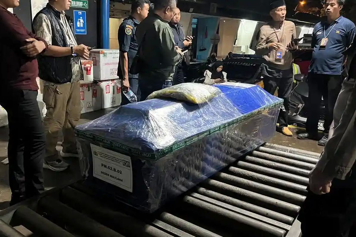 Deden Maulana, pesawat ATR, Jenazah Deden Maulana, Korban Kecelakaan Pesawat ATR 42-500 Diterbangkan ke Jakarta Pagi Ini