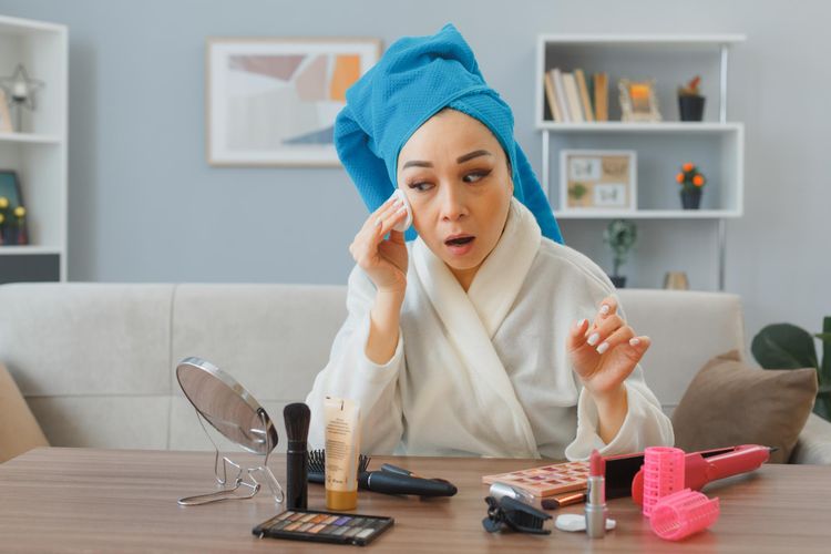 skincare, urutan skincare yang benar, rangkaian skincare malam, skincare usia 40 tahun keatas, skincare malam hari, skincare malam hari apa saja, skincare umur 40 ke atas, skincare buat umur 40 tahun, Urutan Skincare Malam untuk Usia 40 Tahun ke Atas, Kulit Tetap Kencang dan Lembap, 1. Hapus makeup, 2. Cuci muka, 3. Gunakan serum, 4. Oleskan moisturizer, 5. Gunakan face oil
