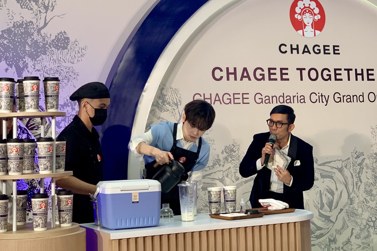 Chenle NCT, chagee mal gandaria city, menu chagee favorit chenle nct, chagee gandaria city, Momen Chenle NCT Racik Minuman Chagee untuk Penggemar di Jakarta
