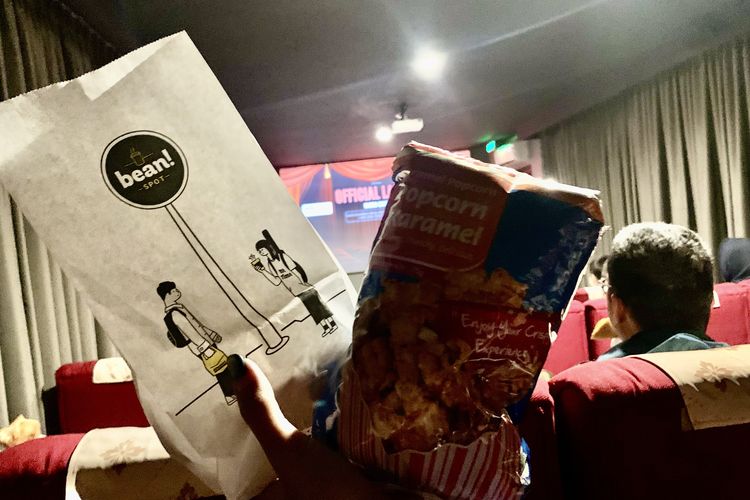 bioskop mini Alfamart, Gading Serpong, 10 Fakta Bioskop Alfamart, Tiket Rp 15.000 dan Bebas Bawa Jajanan, 1. Bermula dari keprihatinan, 2. Lokasi perdana di Gading Serpong, Tangerang, 3. Hanya ada satu studio, kapasitasnya 31 orang, 4. Harga tiket Rp 15.000, 5. Beli tiket langsung di Alfamart, 6. Ini jenis film yang ditayangkan, 7. Boleh bawa jajanan Alfamart, 8. Buka sampai pukul 02.00 dini hari, 9. Tiket ludes terjual saat sebelum resmi dibuka  , 10. Sasar 50 titik bioskop mini Alfamart