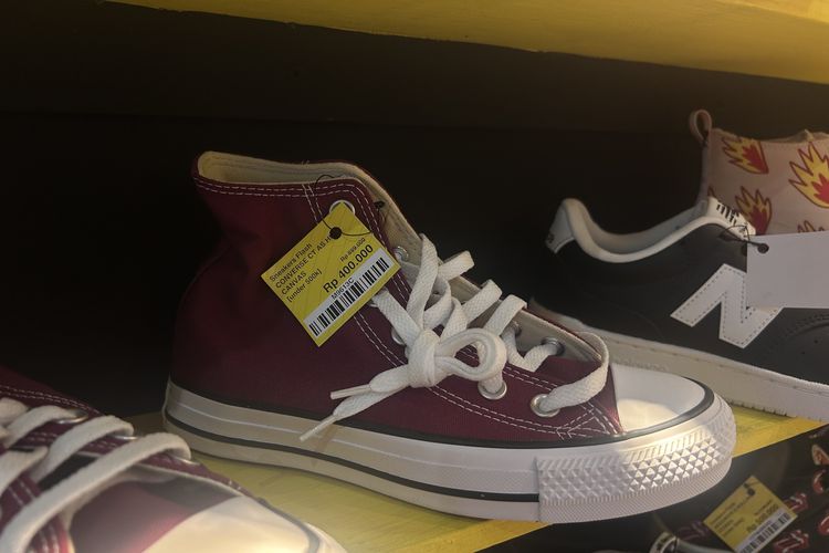 sneakers kw, sneakers asli, cara membedakan sneakers ori dan kw, marak sneakers kw, cara membedakan sneakers, sneakers ori, sneakers palsu, Marak Sneakers Palsu di Pasaran, Jejouw Bagikan 5 Cara Membedakan Sneakers Ori dan KW, 1. Pastikan langsung ke penjual, 2. Cek harga dengan teliti, 3. Perhatikan detail desain dan bahan, 4. Belanja di tempat terpercaya, 5. Jangan mudah tergoda harga murah
