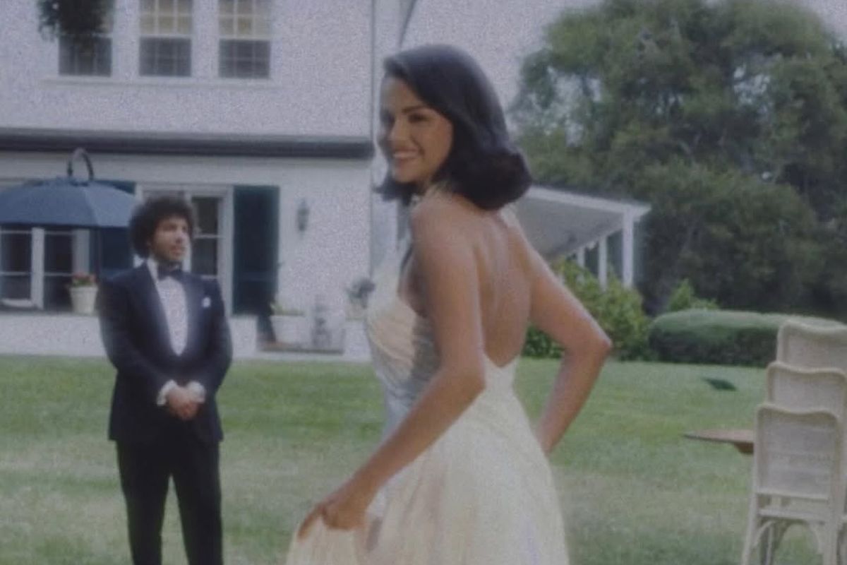 Selena Gomez, Selena Gomez menikah, Benny Blanco, Selena gomez menikah dengan benny blanco, selena gomez married, selena gomez umur berapa, selena gomez wedding date, selena gomez wedding, rambut selena gomez, gaya rambut selena gomez, Rahasia Gaya Rambut Selena Gomez Saat Menikah dengan Benny Blanco