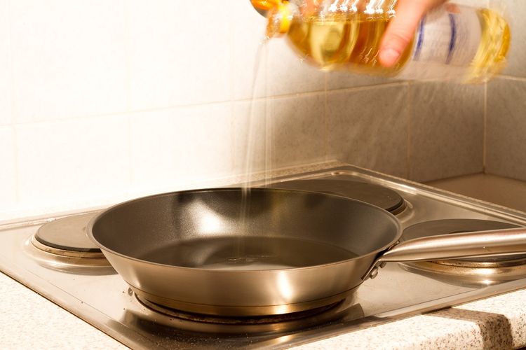 Jangan Langsung Salahkan Wajan, Ini Penyebab Makanan Menempel Saat Digoreng, Wajan belum cukup panas, Kurang minyak atau lemak, Jangan terlalu sering membalik makanan, Kunci menggoreng agar tidak lengket