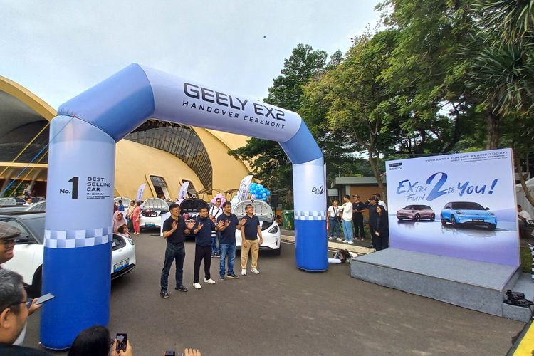 Geely, IIMS, Geely Auto Indonesia, TMII, GJAW, Mobil listrik, Geely Serahkan Langsung Ratusan Unit Geely EX2 ke Konsumen