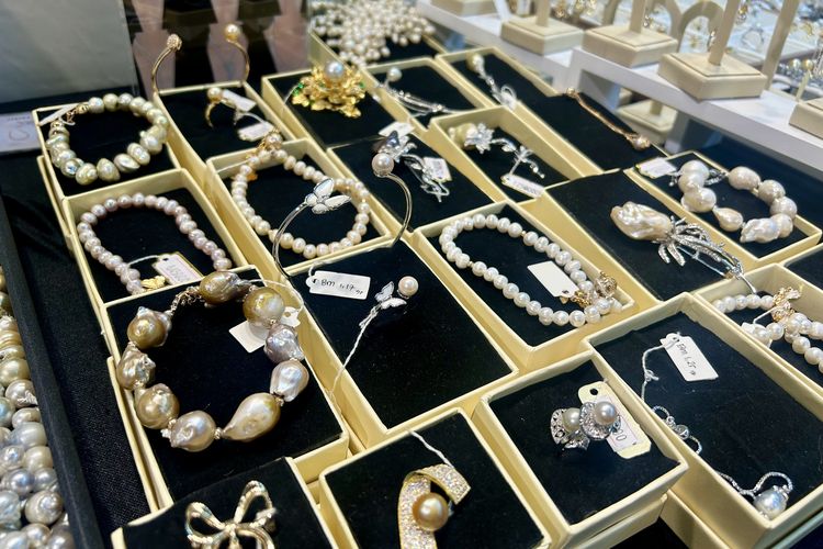 Inacraft, Inacraft 2025, Jenis barang yang ada di Inacraft 2025, pameran inacraft, pameran inacraft 2025, inacraft 2025 october, Inacraft 2025, Ini 10 Jenis Barang UMKM Indonesia yang Bisa Ditemukan, 1. Kain batik, 2. Tas rotan, tenun, dan kulit, 3. Busana dari batik dan tenun, 4. Perhiasan, 5. Alat masak dan perlengkapan makan, 6. Barang dekorasi rumah, 7. Kipas tangan, 8. Sepatu, 9. Produk perawatan kulit, 10. Kebaya