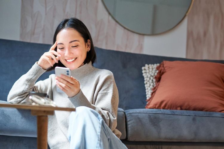 hubungan, aplikasi kencan, kencan, Pakai AI untuk Balas Chat Gebetan? Ahli Ungkap Dampaknya pada Hubungan, Tren AI dalam dunia kencan, Risiko pesan yang terasa tidak autentik, 6 aturan jika ingin menggunakan AI untuk kencan, Autentisitas tetap kunci hubungan