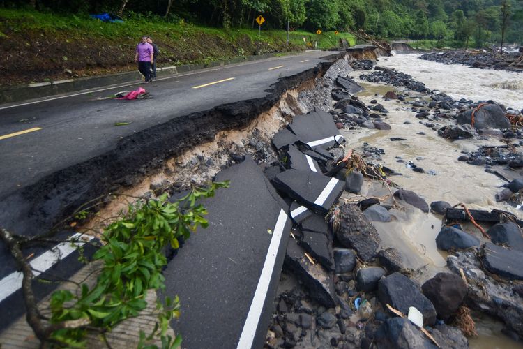 banjir bandang, banjir padang, longsor Padang, longsor bukittinggi, banjir bukittinggi, BERITA FOTO: Kondisi Terkini Jalan Padang–Bukittinggi yang Putus akibat Tanah Longsor