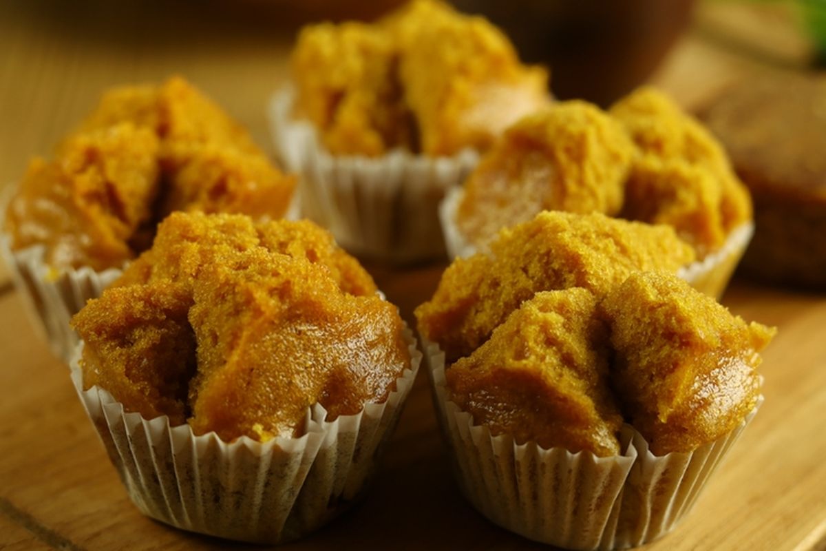 resep bolu kukus gula merah, resep bolu kukus gula merah 2 telur, resep bolu kukus gula merah 2 telur tanpa mixer, bolu kukus mekar anti gagal, bolu kukus mekar anti gagal untuk jualan, Resep Bolu Kukus Gula Merah Mekar dan Lembut, Modal 2 Telur, Resep Bolu Kukus Gula Merah Mekar, Cara Membuat Bolu Kukus Gula Merah, Tips Anti Gagal, Variasi Rasa
