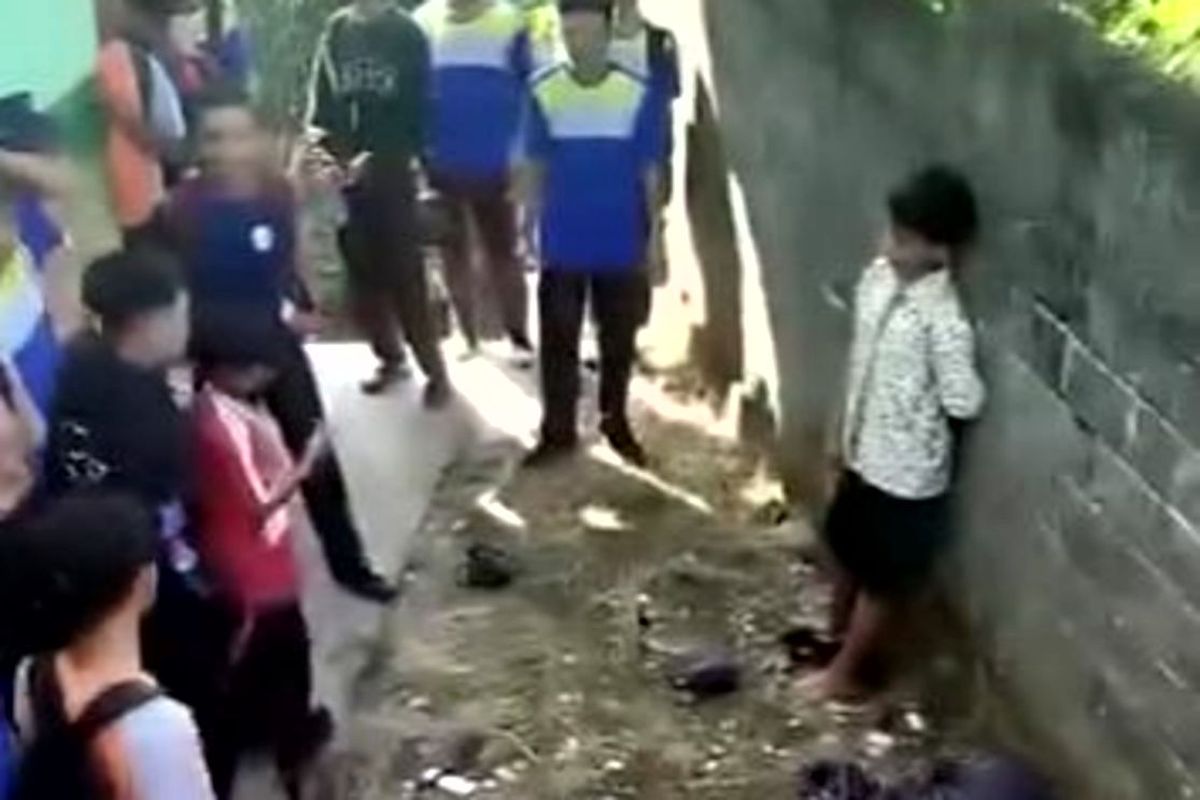 Blitar, perundungan, MPLS, bully, Kabupaten Blitar, Perundungan anak, perundungan siswa, MPLS 2025, bullying di blitar, bullying saat mpls di blitar, Perundungan siswa di Blitar, viral pengeroyokan Blitar, Siswa Baru SMPN 3 Doko Blitar Dikeroyok 20 Teman Sekolah saat MPLS, Keluarga Tolak Damai, Dikeroyok di Belakang Kamar Mandi Sekolah, Korban Trauma dan Diancam, Keluarga Korban Tolak Upaya Damai, Kontradiksi dengan Pernyataan Dinas Pendidikan