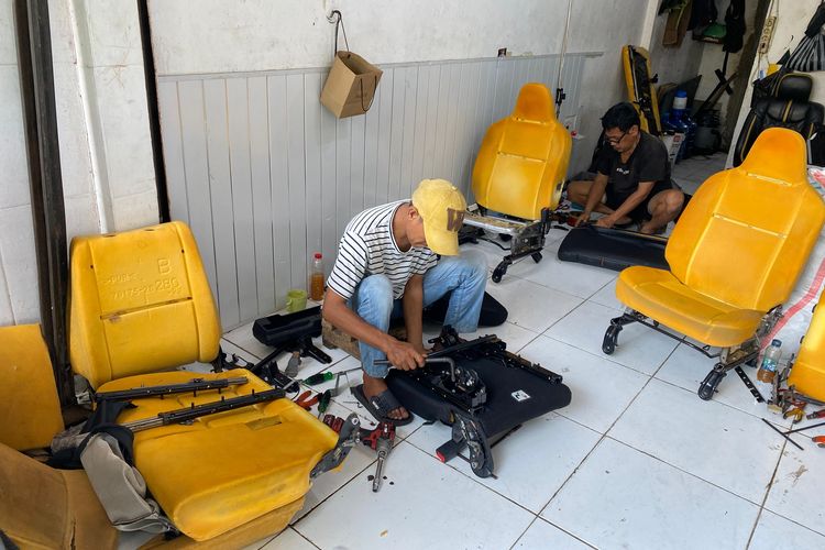 Sarung Jok, mobil lcgc, biaya terjangkau, kebersihan interior, Pasang Sarung Jok LCGC Mulai Rp 1 Jutaan, Kebiasaan Pemilik LCGC, Kepraktisan Sarung Jok, Biaya Terjangkau dan Pemasangan Cepat, Solusi Praktis 