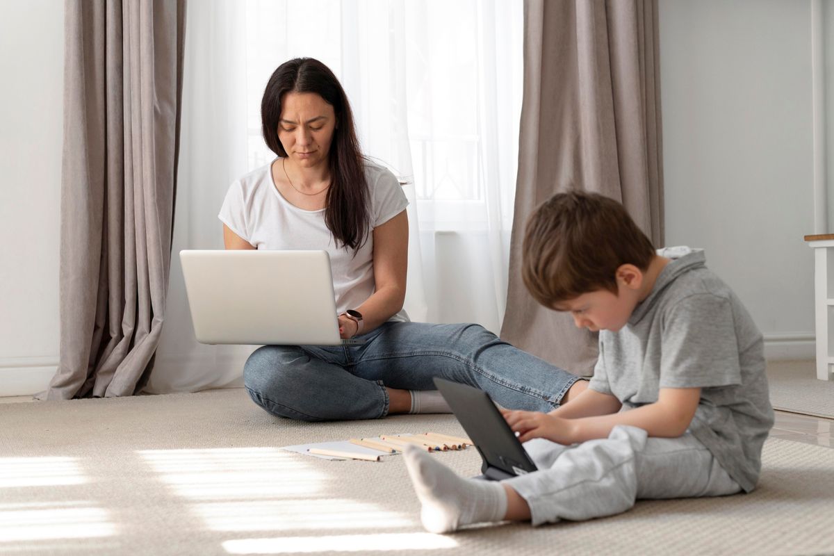work from home, bekerja dari rumah, WFH ASN Tak Selalu Ringan, Perempuan Bisa Hadapi Beban Ganda di Rumah, Perempuan bisa menghadapi beban tambahan, WFH perlu dibaca sebagai perubahan pola kerja, Batas kerja dan keluarga perlu diperhatikan, WFH satu hari masih bisa dikelola