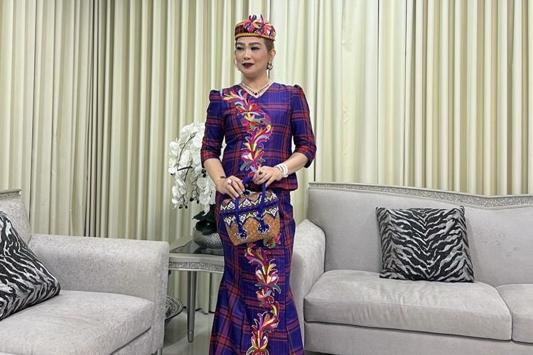 Deretan Gaun yang Serba Senada Sarifah Suraidah Istri Gubernur Kaltim, 1. Abaya hijau emerald dengan detail etnik, 2. Gaun ungu pastel, 3. Gaun nuansa emas, 4. Gaun putih transparan berlapis, 5. Setelan ungu kotak-kotak