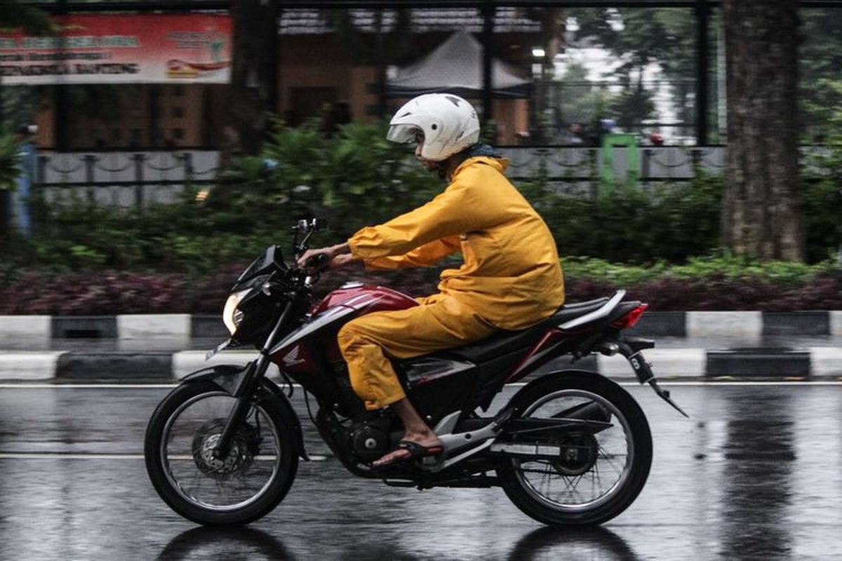 jas hujan, pengendara motor, motor, Demi Keamanan, Pilih Jas Hujan Warna Terang atau Mencolok
