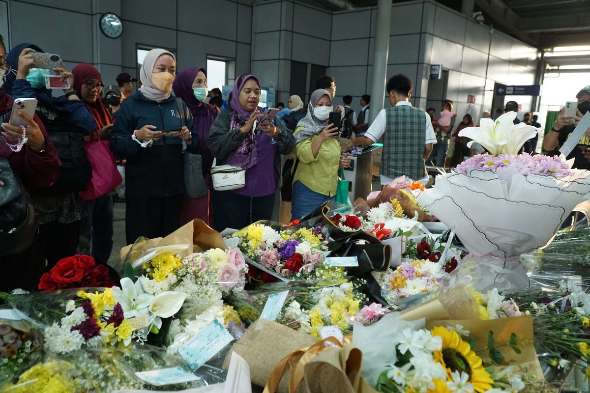 Stasiun Bekasi Timur, Duka di Stasiun Bekasi Timur, 16 Korban Kecelakan Kereta Dikenang dengan Bunga