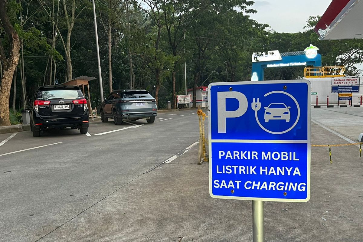 mobil, SPKLU, parkir, mobil listrik, SPKLU Bukan Tempat Parkir, Selesai Isi Daya Segera Pindahkan Mobil