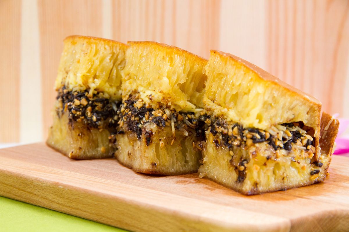 Martabak Manis, cara membuat martabak manis, resep martabak manis ala penjual, cara membuat martabak manis teflon, martabak manis pinggir jalan, Resep Martabak Manis Ala Penjual, Berpori Lembut dengan Taburan Melimpah