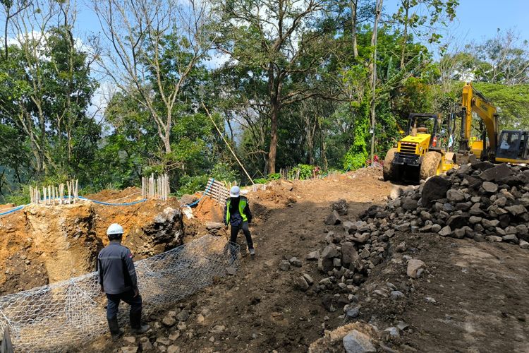 Jawa Timur, sopir, Jalur Gumitir, Banyuwangi-Jember, 4 September 2025, Jalur Gumitir Banyuwangi-Jember Dibuka 4 September Sopir Sambut Lega, Jalur Gumitir Banyuwangi-Jember Dibuka 4 September, Sopir Sambut Lega, Ucapan Terima Kasih Bupati Banyuwangi, Progres Pekerjaan Dikebut, Penanganan Longsoran dan Inspeksi Keselamatan, Perjalanan Jadi Lebih Cepat dan Aman, Upaya Sopir Mengajukan Protes, Lega dengan Pembukaan Jalur Gumitir