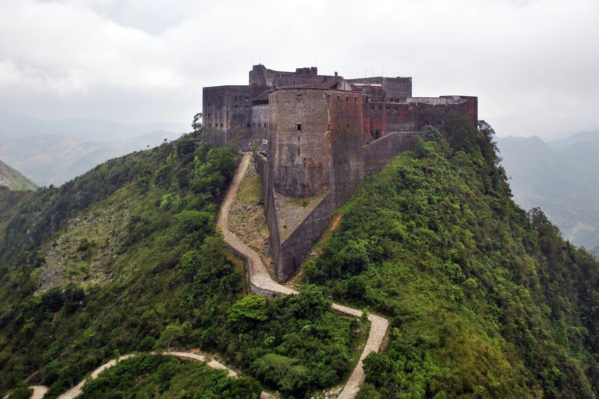 Tragedi di Benteng Laferriere Haiti, 30 Orang Tewas karena Desak-desakan, Kerumunan padat dan hujan deras picu kekacauan, Duka mendalam dan investigasi menyeluruh, Benteng Laferriere, simbol kemerdekaan Haiti, Tragedi yangmMeningkatkan kekhawatiran di tengah krisis nasional