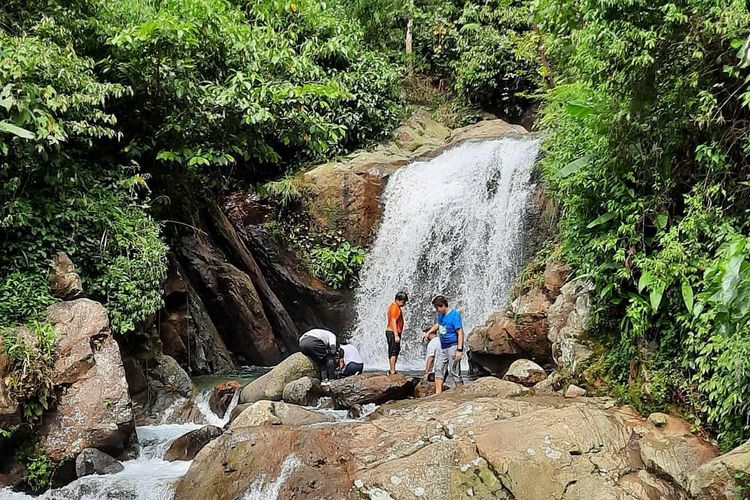Sentul, trekking, 6 Rekomendasi Trekking di Sentul untuk Pemula hingga Berpengalaman, 1. Curug Leuwi Asih, 2. Curug Cibaliung, 3. Bukit Paniisan , 4. Curug Love, 5. Curug Hordeng, 6. Curug Kembar
