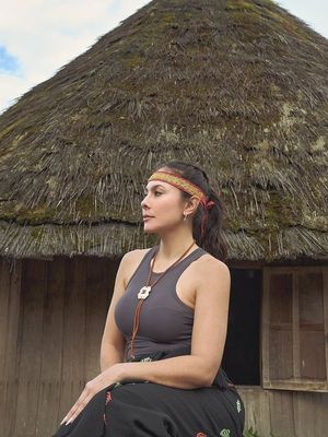 Wulan Guritno, 6 Gaya Wulan Guritno di NTT, Elegan dengan Kain Songke, 1. Kain songke sebagai pusat tampilan, 2. Palet hitam dan cokelat yang membumi, 3. Paduan kain tradisional dan blus modern, 4. Siluet sederhana, kesan berkelas, 5. Nuansa pink dan kuning di Labuan Bajo, 6. Resort Wear yang tetap berakar