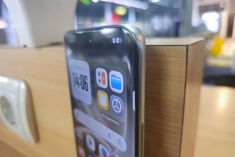 Tecno, Camon 50 Pro, Hands-on Tecno Camon 50 Pro 5G, HP Mid-range yang Enteng dan Elegan, Layar curved yang estetik dan sudut lengkung yang bikin nyaman, Melihat sisi-sisi lain, Layarnya juga "clean look", Spesifikasi Tecno Camon 50 Pro 5G, Harga Tecno Camon 50 Pro 5G di Indonesia