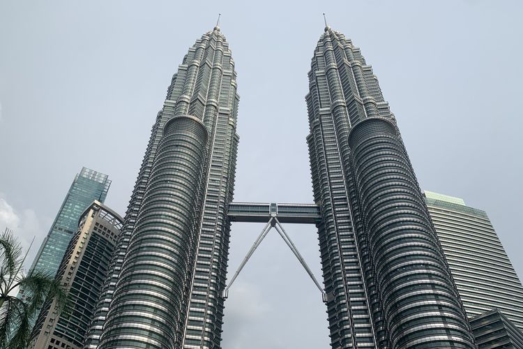 Menara Kembar Petronas, menara kembar petronas foto, menara kembar petronas kuala lumpur, tempat wisata dekat menara kembar petronas, tinggi menara kembar petronas, BERITA FOTO: Menara Kembar Petronas yang Jadi Ikon Malaysia
