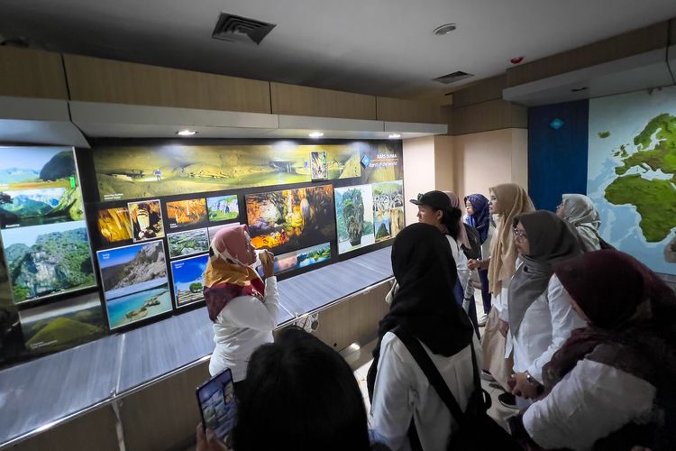 Wonogiri Historical Trip, Wisata Wonogiri, Keajaiban Alam Wonogiri, Serunya Jelajah Bentang Karst hingga Lembah Bengawan Solo Purba, Bentang alam karst di Wonogiri bagian selatan, Jelajah Goa Potro Bunder, Permukiman di lembah Bengawan Solo Purba, Wonogiri juga punya batik, Bakal digelar lagi