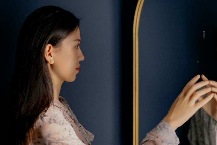 negative self-talk, negatif self talk, contoh negatif self talk, dampak negatif self talk, apa itu negatif self talk, mengatasi negative self-talk, negative self-talk tips, negative self-talk psychology, Sering Mengkritik Diri? Ini 4 Cara Menghentikan Negative Self-Talk, 1. Bicara di depan cermin, 2. Bicara sebagai orang ketiga, 3. Menulis jurnal, 4. Tarik napas