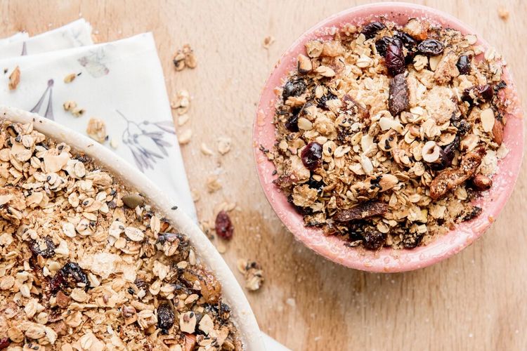 Alasan Menghindari 6 Makanan Ini untuk Sarapan, Menurut Ahli Gizi, 1. Yogurt rasa, 2. Muffin kemasan, 3. Smoothies botolan dan jus kemasan, 4. Donat dan pastry manis, 5. Granola dan granola bar kemasan, 6. Daging olahan, 1. Memicu lonjakan dan penurunan gula darah, 2. Tidak mengenyangkan, 3. Mendorong pola makan tidak sehat sepanjang hari
