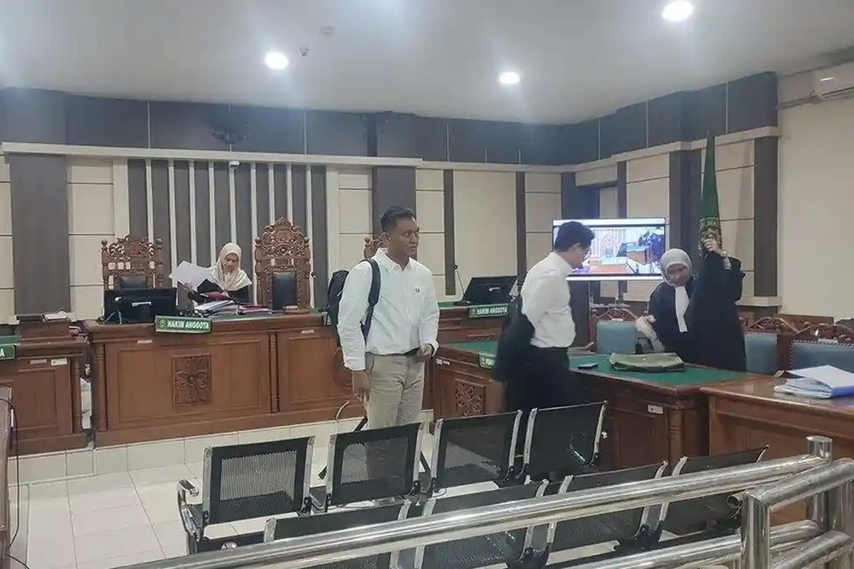 Sritex, Dicky Syahbandinata, PT Sritex, Tangis Mantan Karyawan Terbaik Bank BJB di Sidang Tipikor Kasus Kredit Sritex, Klaim Berprestasi dan Karier Hancur, Bantah Punya Motif dan Terima Suap, Kuasa Hukum Soroti Dugaan Tebang Pilih, Duduk Perkara Kasus Korupsi Kredit Sritex