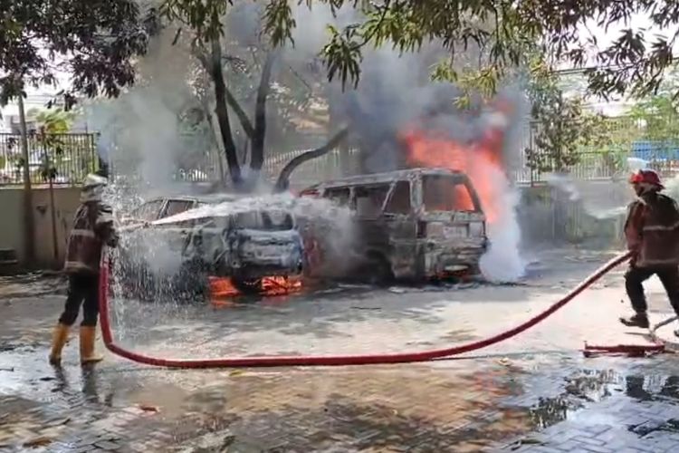 mobil terbakar, Mobil bekas terbakar, Bangkai mobil bekas terbakar, Mobil Bekas Terbakar: Apakah Masih Layak Diperbaiki?