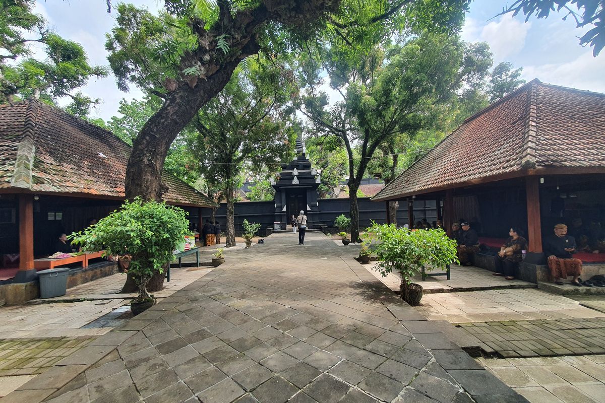 Imogiri, jenazah ditandu, imogiri, Pakubuwono XIII, Pemakaman PB XIII, Pemakaman Pakubuwono XIII: Jenazah Ditandu dan Melewati Ratusan Anak Tangga di Imogiri, Rangkaian Prosesi Pemakaman di Keraton Surakarta, Filosofi di Balik Prosesi Pemakaman Pakubuwono XIII, Pemakaman Pakubuwono XIII di Samping PB XII, Tanggapan Warga yang Melayat