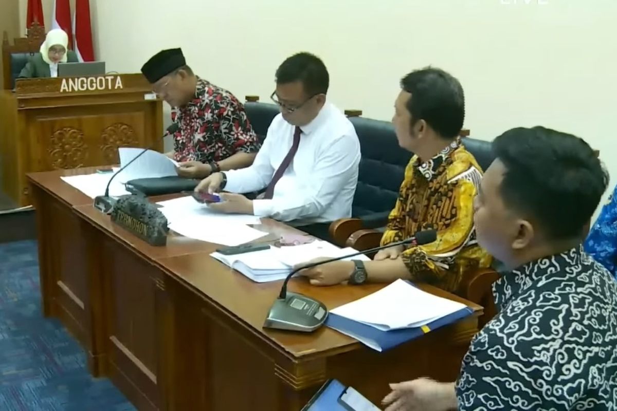 Jokowi, ijazah jokowi, sidang ijazah Jokowi, ijazah Jokowi asli, Ini Alasan KPU Belum Bisa Tunjukkan Ijazah Asli Jokowi, Arsip Masih Dicari Setelah Perpindahan Gudang KPU, Pemohon Nilai Jawaban KPU Tidak Spesifik dan Banyak Disensor, KPU Tegaskan Semua Dokumen Bersifat Terbuka, tetapi Arsip Masih Dibongkar, Perkara Lanjut ke Mediasi setelah KPU Akui Semua Informasi Terbuka
