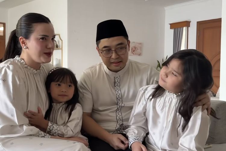 Alice Norin, Gaya Lebaran Keluarga Alice Norin, Kompak Pakai Sarimbit yang Elegan, Nuansa warna lembut yang menenangkan, Detail busana Alice Norin yang anggun, Tampilan serasi dengan suami dan anak-anak, Sarimbit jadi pilihan untuk tampil kompak dengan keluarga