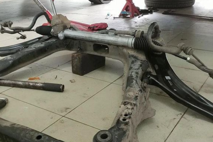 mobil, jalan berlubang, Komponen Kaki-Kaki yang Paling Cepat Rusak Akibat Jalan Berlubang