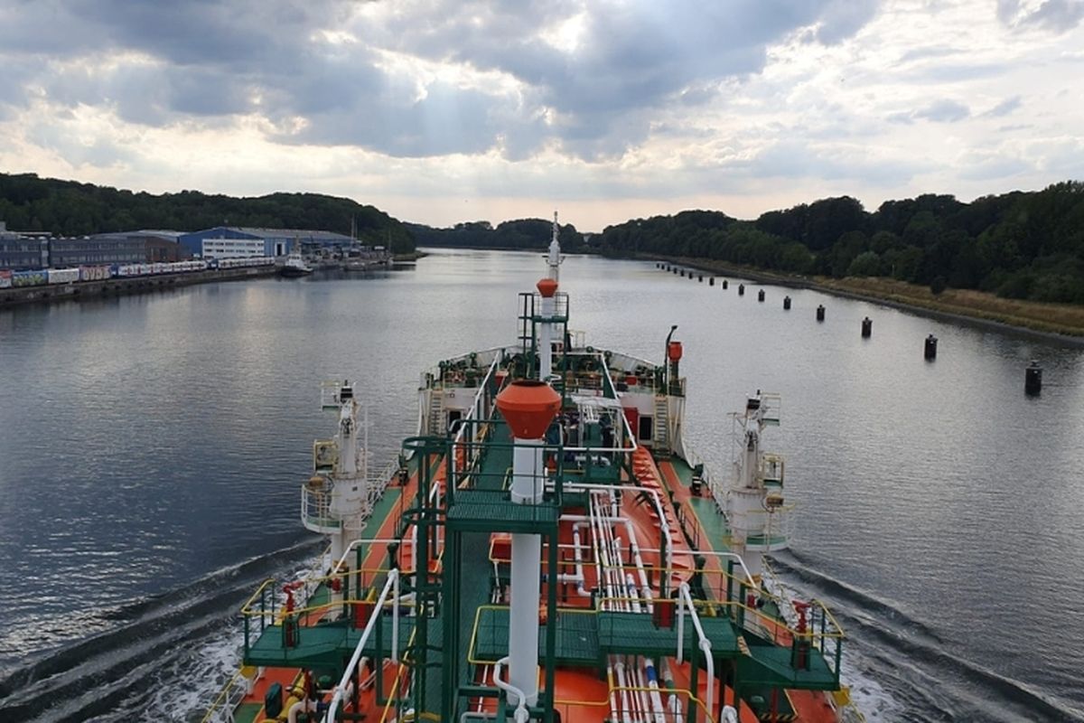 Indef, APBN 2026, Harga Minyak Dunia Naik, Ekonom: Beban Subsidi Energi Bisa Membengkak hingga Rp 60 Triliun, Mengapa Stok BBM Indonesia Hanya Sekitar 20 Hari?, Apa Dampak Geopolitik terhadap APBN?, Mengapa Selat Hormuz Menjadi Titik Kritis?, Bagaimana Penjelasan Pemerintah soal Stok BBM?