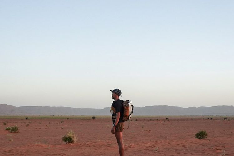 Diego Yanuar, marathon des sables 2025, Pelari indonesia yang marathon pakai sendal, Pelari indonesia di gurun sahara, cerita diego yanuar, diego yanuar sandal, Cerita Diego Yanuar, Taklukkan Marathon 250 Km di Gurun Sahara Pakai Sandal, Dari persiapan fisik hingga logistik, Alasan lari marathon pakai sandal, Dikagumi pelari lain karena pakai sandal, Sampai garis Finish dengan aman