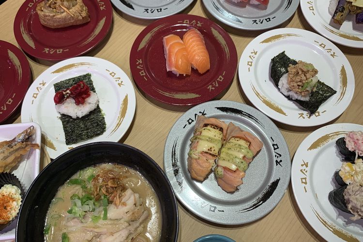 cara pesan sushi di conveyor belt, cara makan sushi di restoran, cara makan di restoran sushi, cara makan di sushiro, tips makan sushi pertama kali, 5 Cara Makan di Restoran Sushi Conveyor, Panduan untuk Pemula, 1. Pilih tempat makan, 2. Ambil sushi dari atas conveyor belt, 3. Perhatikan warna piring, 4. Pesan menu lain via gawai, 5. Tumpuk piring kosong